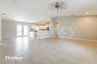 12061 Helicon Ave in Port Charlotte, FL - Foto de edificio - Building Photo