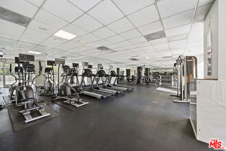 865 Comstock Ave in Los Angeles, CA - Building Photo - Building Photo
