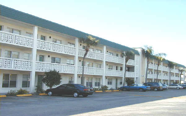 Paradise Towers in Seminole, FL - Building Photo