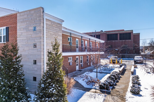 Douglas Avenue Apartments in Naperville, IL - Building Photo - Building Photo