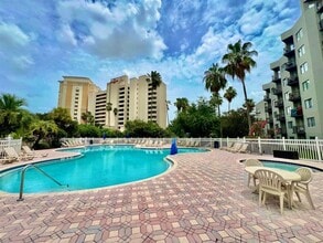 6165 Carrier Dr in Orlando, FL - Foto de edificio - Building Photo