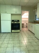 39 Newtonville Ave, Unit 1 in Newton, MA - Foto de edificio - Building Photo