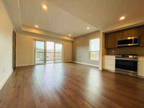 119 Hyde Park Ave-Unit -B in Boston, MA - Foto de edificio - Building Photo