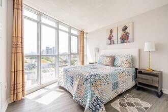 90 Fort York Blvd in Toronto, ON - Building Photo - Building Photo