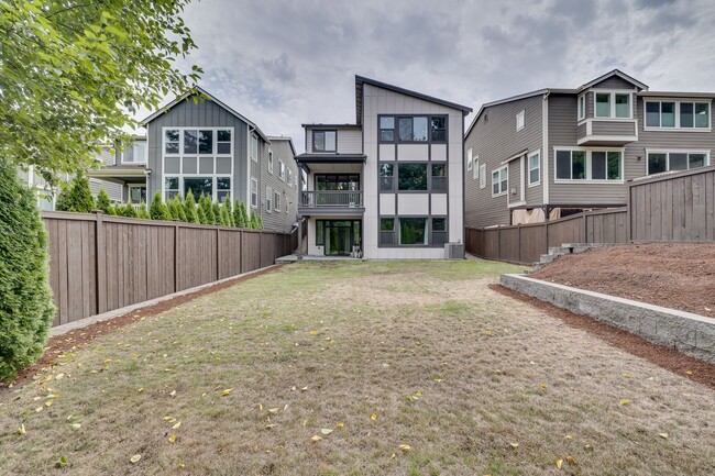 24198 NE 15th Way in Sammamish, WA - Foto de edificio - Building Photo
