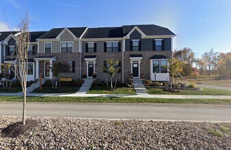 221 Marketplace Ave in Moon Township, PA - Foto de edificio - Building Photo