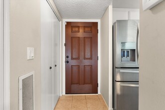 5720 Owensmouth Ave, Unit 148 in Woodland Hills, CA - Building Photo - Building Photo