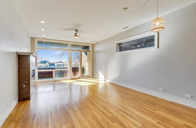 2424 W Chicago Ave, Unit 301 in Chicago, IL - Foto de edificio - Building Photo