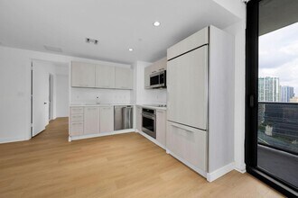 45 SW 9th St, Unit 2101 in Miami, FL - Foto de edificio - Building Photo