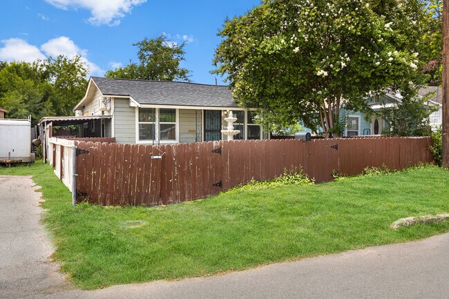 2214 W Laurel St in San Antonio, TX - Building Photo - Building Photo