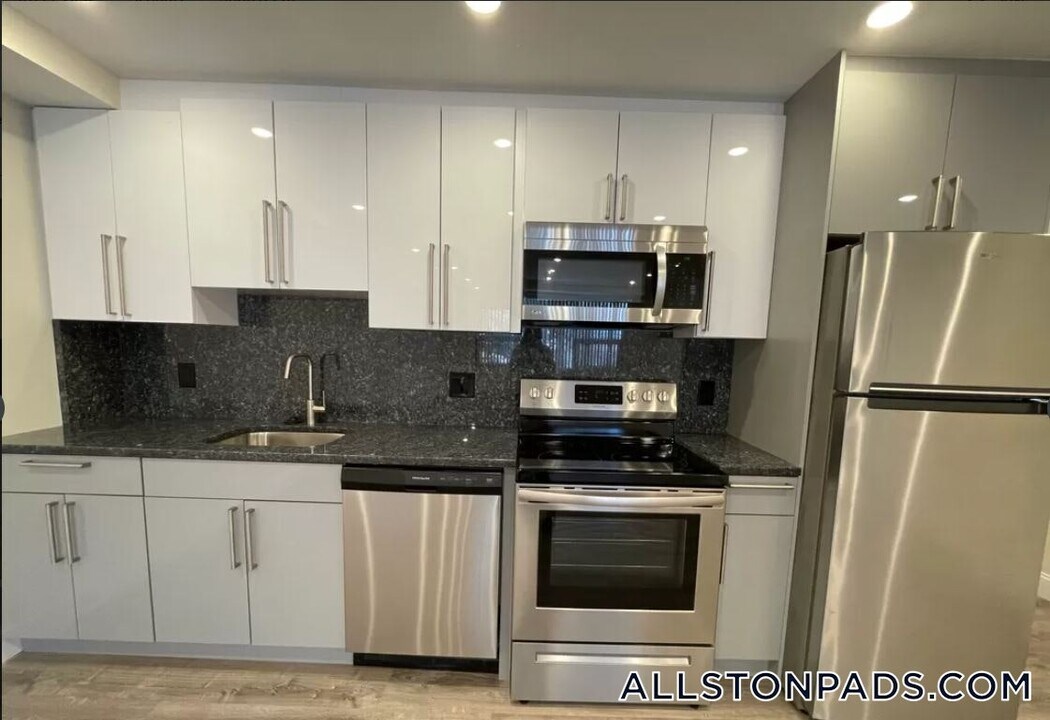 1028 Commonwealth Ave in Boston, MA - Building Photo