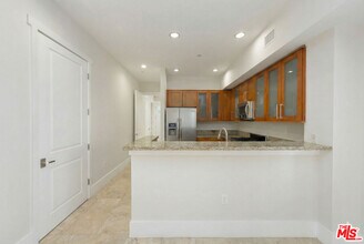 2020 Holly Dr in Los Angeles, CA - Building Photo - Building Photo