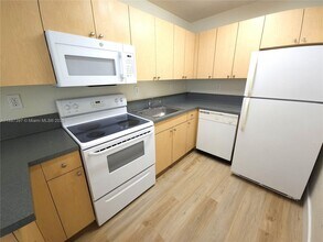 437 SW 7th St, Unit 201 in Miami, FL - Foto de edificio - Building Photo