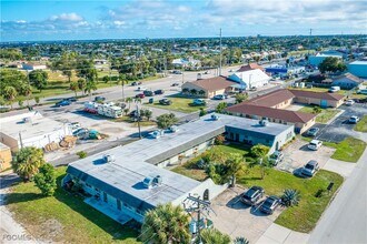 2927 SE 15th Pl in Cape Coral, FL - Building Photo - Building Photo
