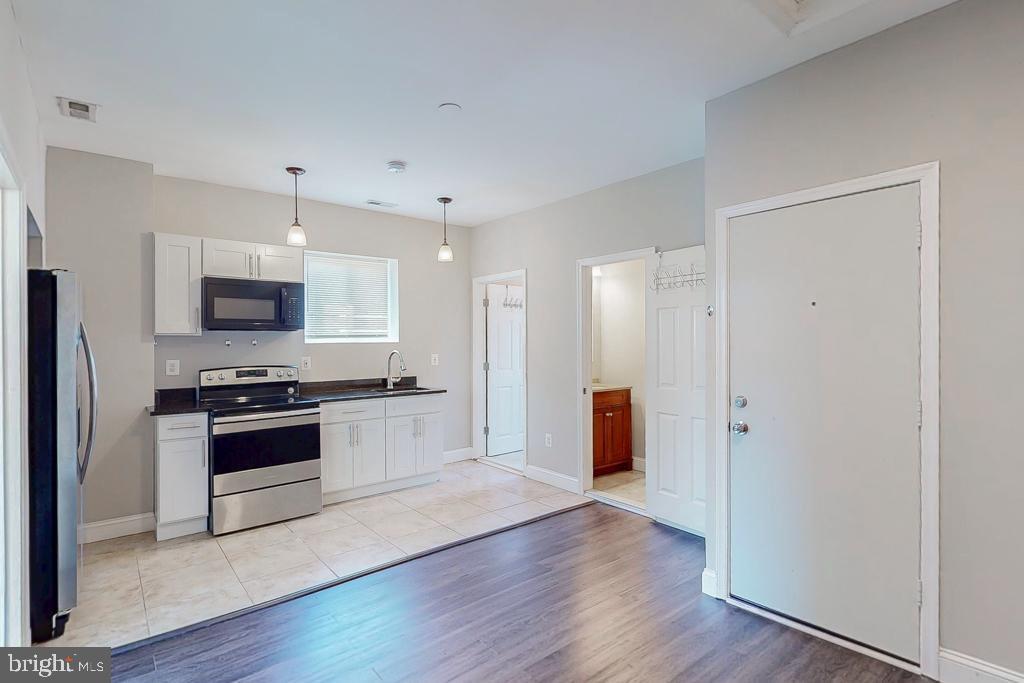 2206 N Charles St in Baltimore, MD - Building Photo