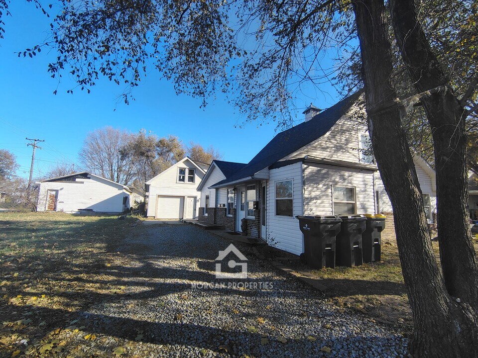 2208 Hendricks St, Unit 3 in Anderson, IN - Building Photo