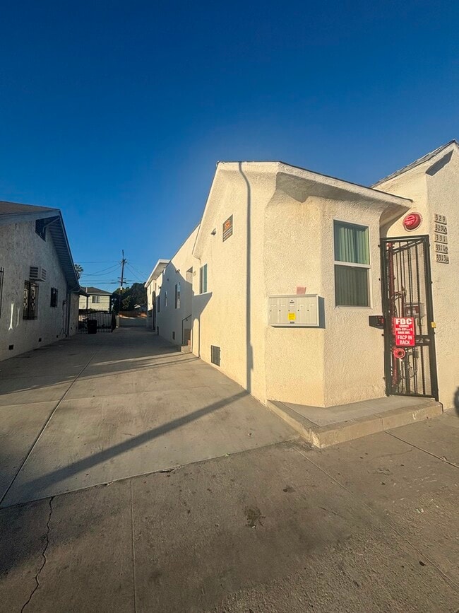 329 1/2 E Gage Ave in Los Angeles, CA - Building Photo - Building Photo