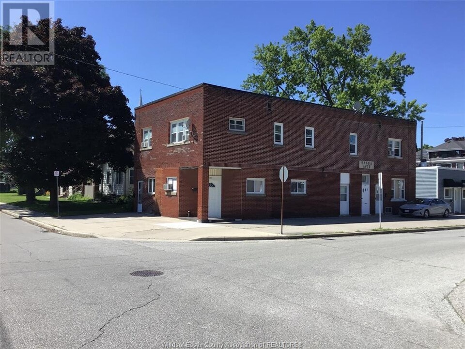 121b Hanna St W in Windsor, ON - Building Photo