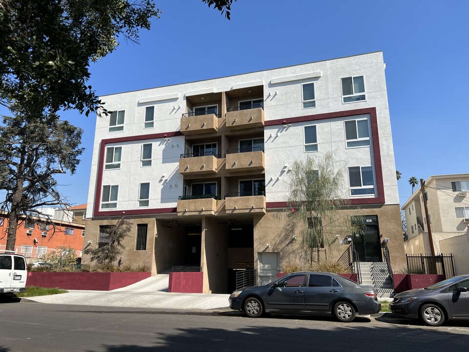 928 S Berendo St in Los Angeles, CA - Building Photo