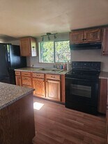 410 N Broadway St in Westport, WA - Building Photo