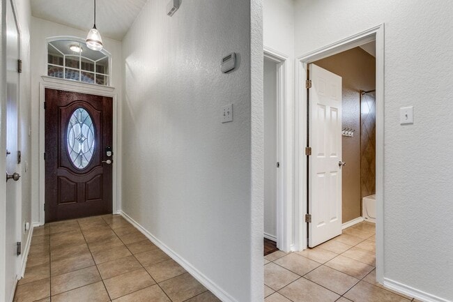 705 Hightrail in Schertz, TX - Foto de edificio - Building Photo