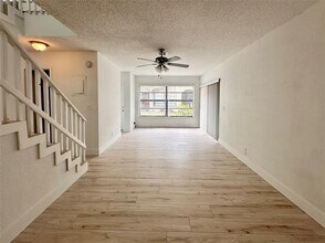 2580 Coral Springs Dr in Coral Springs, FL - Foto de edificio - Building Photo