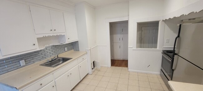 28 Brook St, Unit #1 in Manchester, NH - Foto de edificio - Building Photo