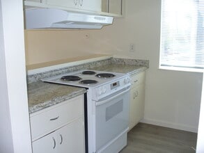 511-525 Riverside Dr in Napa, CA - Building Photo - Building Photo