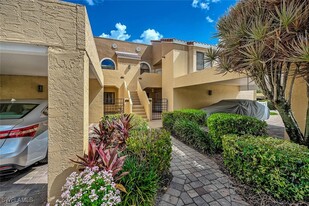 649 Beachwalk Cir in Naples, FL - Foto de edificio - Building Photo