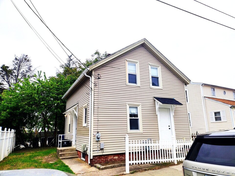 107 Sterry St in Pawtucket, RI - Building Photo