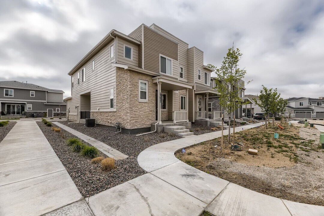 23627 E 5th Pl in Aurora, CO - Building Photo