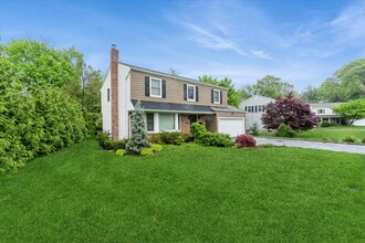 16 Terry Ct in Glen Head, NY - Building Photo - Building Photo