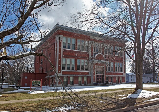 205 Oak St in Fulton, NY - Foto de edificio - Building Photo