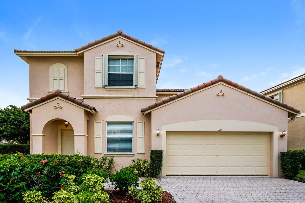 900 NW 126th Ave in Coral Springs, FL - Building Photo