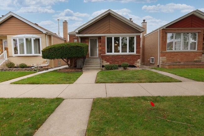 property at 5047 S Leclaire Ave