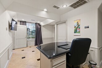 7302 Domino Ln in Houston, TX - Foto de edificio - Building Photo
