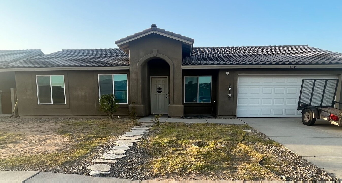 7892 E 43rd St in Yuma, AZ - Building Photo