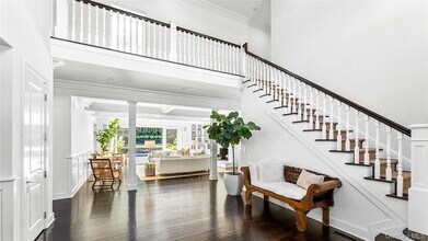 14 West Hills Ct in Southampton, NY - Building Photo - Building Photo