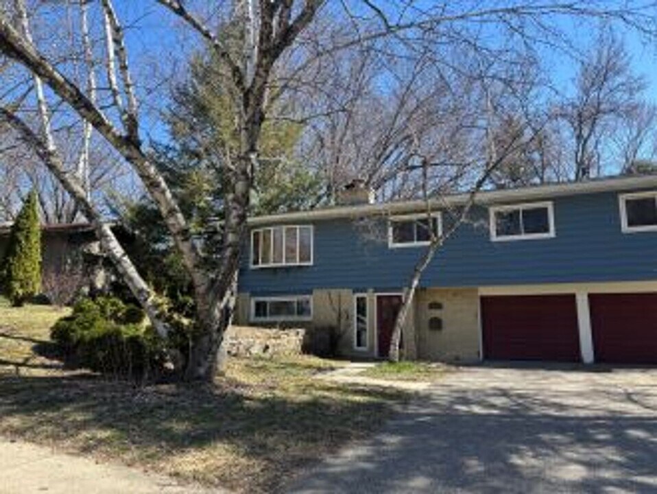1117 Saybrook Rd in Madison, WI - Building Photo