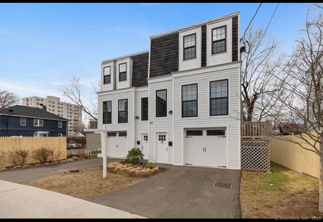 38 W Washington Ave in Stamford, CT - Building Photo - Building Photo
