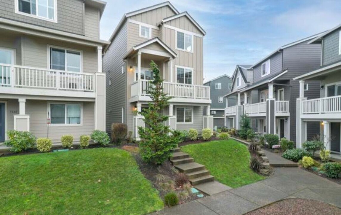 7679 NW Buckthorn Way in Portland, OR - Building Photo