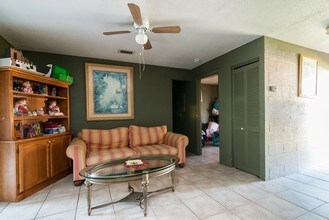 2406 11th St W in Bradenton, FL - Foto de edificio - Building Photo