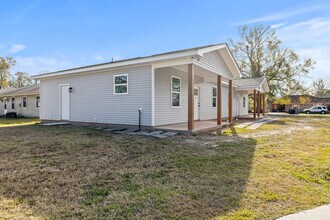 608 E Beech St, Unit B in Ponchatoula, LA - Foto de edificio - Building Photo