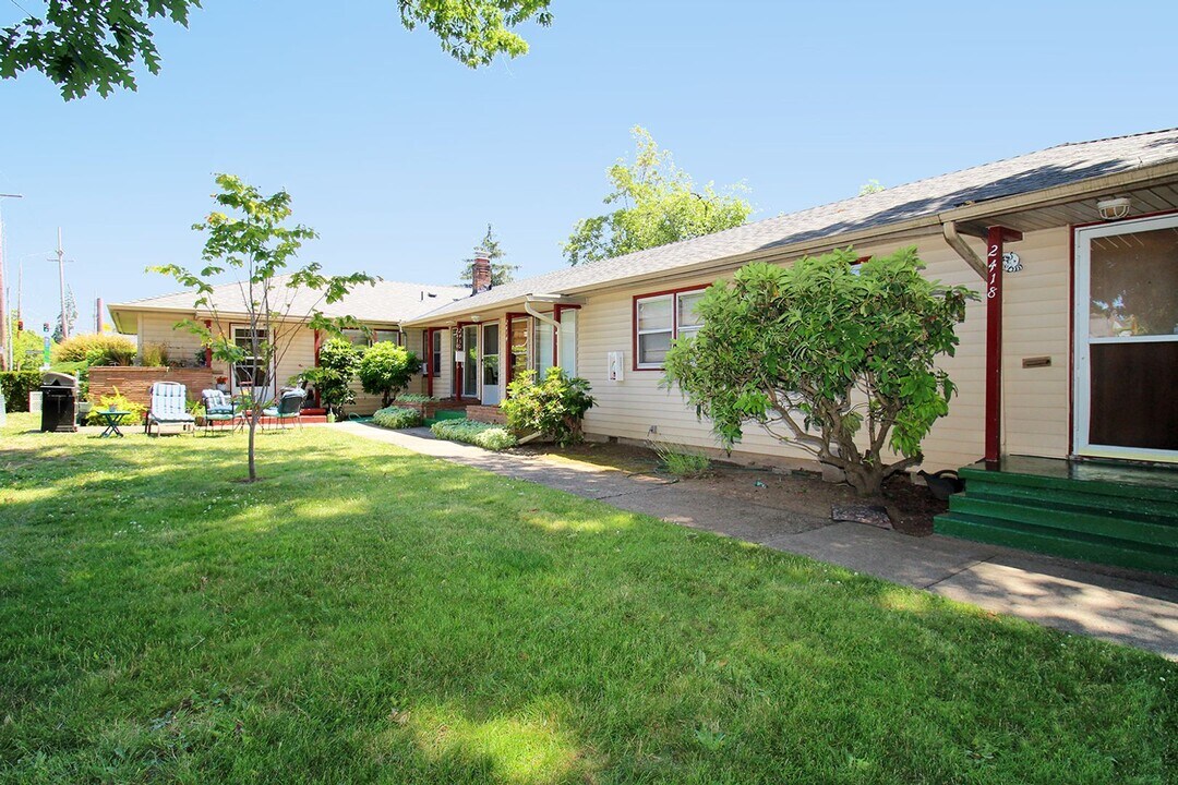 2404-2418 SE 58th in Portland, OR - Building Photo