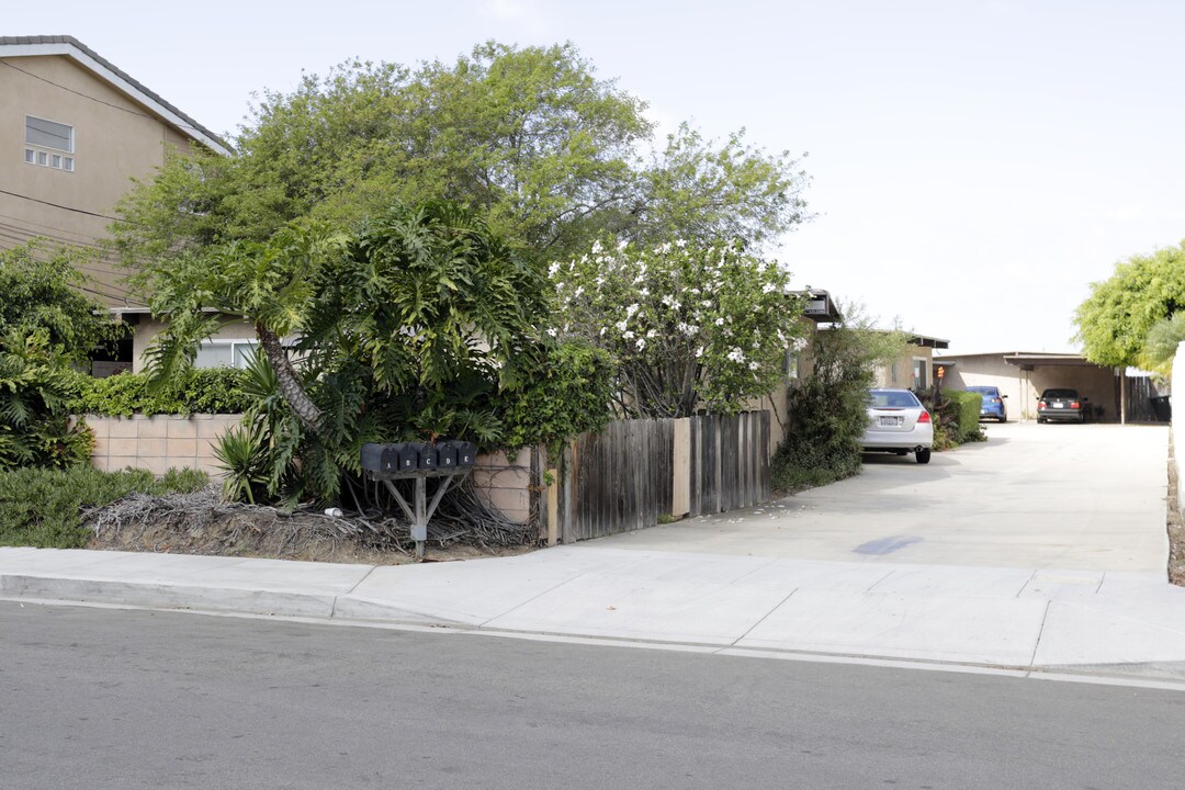 2225 Pacific Ave in Costa Mesa, CA - Building Photo