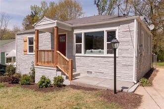 2221 Larchwood Rd SW in Atlanta, GA - Building Photo - Building Photo