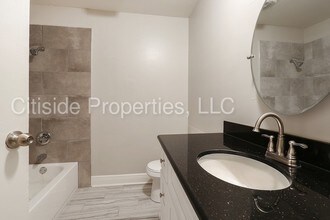 2467 Brownlee St-Unit -8 in Baton Rouge, LA - Foto de edificio - Building Photo