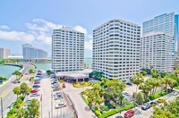 801 Brickell Bay Dr, Unit 1665 in Miami, FL - Foto de edificio - Building Photo