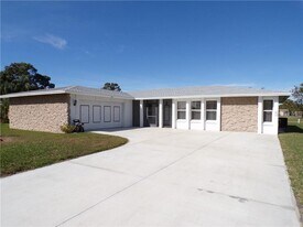 13 Oakland Hills Rd in Rotonda West, FL - Building Photo