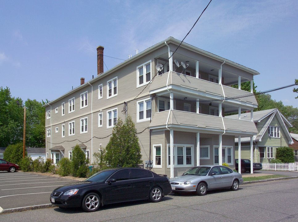 24 Lafayette St in Chicopee, MA - Foto de edificio